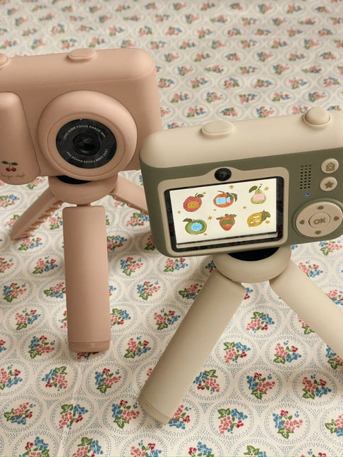 Konges Slojd Mijn Eerste Camera Cherry koop je bij Babywinkel