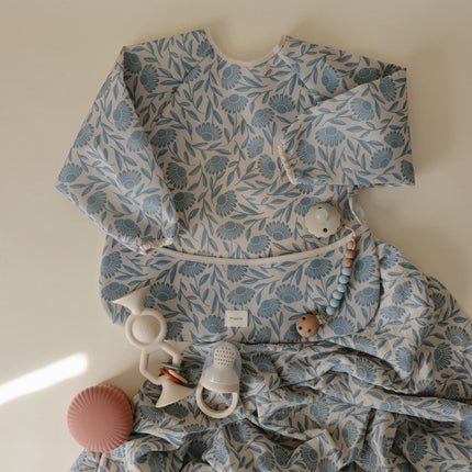 <tc>Mushie</tc> Babero Flores Azules Manga Larga