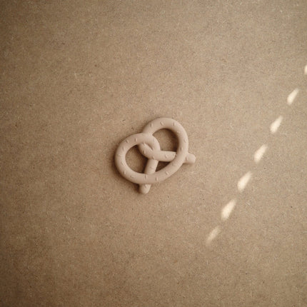 Mushie Bijtring Pretzel Natural - Mushie - Babywinkel - 810052464664