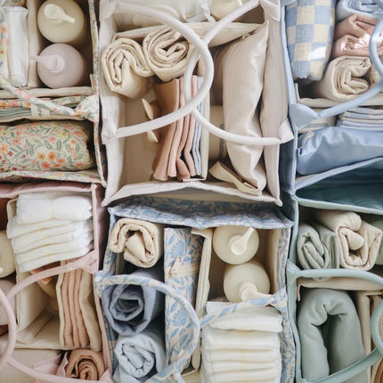 Mushie Draagbare Luier Organizer Pastel Blooms koop je bij Babywinkel