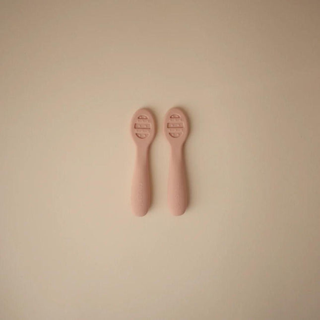 MUSHIE - FIRST FEEDING BABY SPOON - Blush/Shifting sand - Mushie - Babywinkel - 840355801125