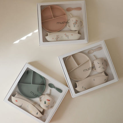 Mushie Giftbox Voeddingsset - Dino koop je bij Babywinkel