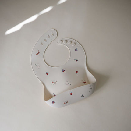 Mushie Silicone Bib Circus koop je bij Babywinkel