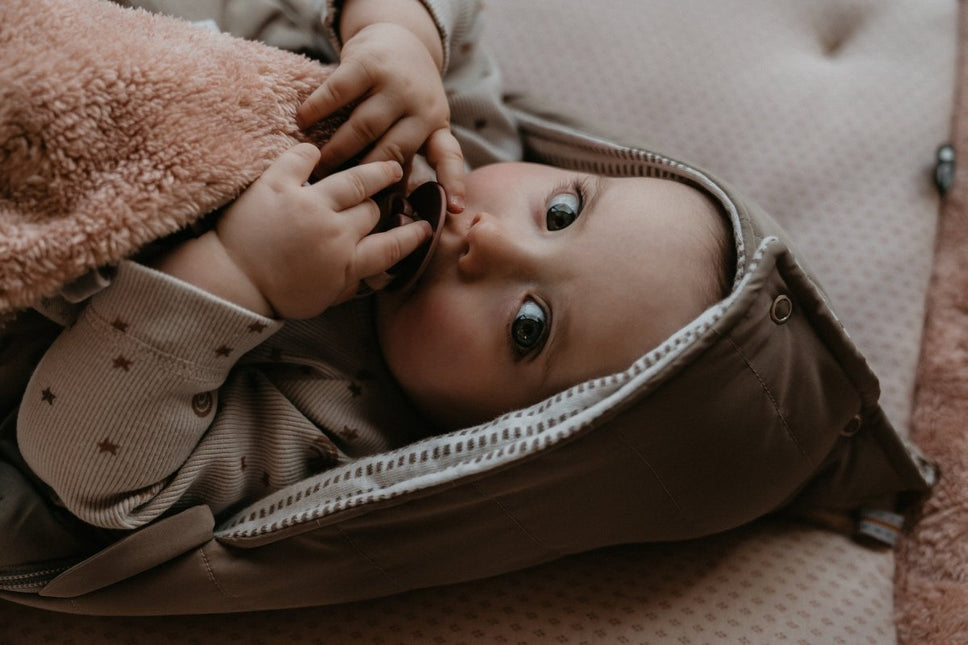 Snoozebaby Voetenzak Organic Maxi Cosi Warm Brown 80cm koop je bij Babywinkel