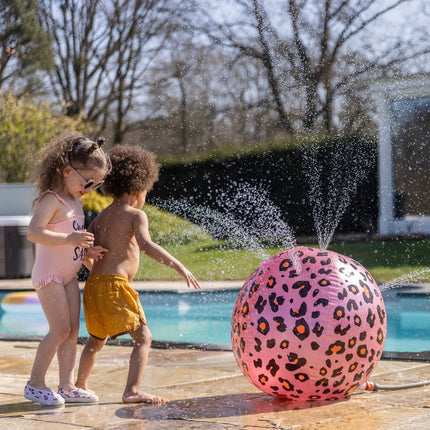 Swim Essentials Strandbal Met Sproeiers Panterprint 57Cm koop je bij Babywinkel